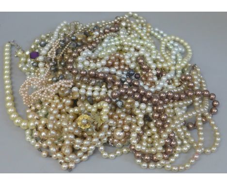 A collection of faux pearl jewellery 