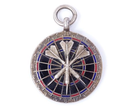 An unmarked silver and enamel dartboard pendant, diameter 26mm, 8.7g 