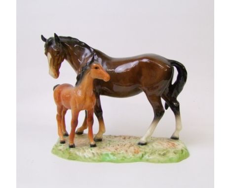 Beswick model of brown Mare and chestnut Foal: 953, on ceramic grassy base 