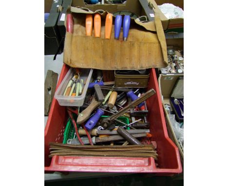 A mixed collection of DIY tools to include: chisels, screw drivers, di sets etc 