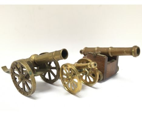 Small brass model cannons, 6.5-9cm tall Approx. Postage category C