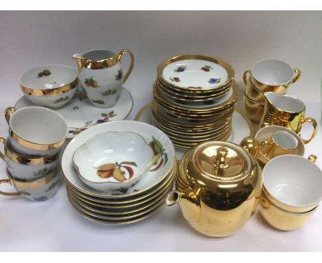 A collection of ceramics comprising mainly Royal Worcester tableware including some Evesham pattern examples. Shipping catego
