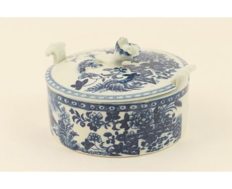 Worcester butter dish and cover, circa 1780, in the zigzag fence pattern, circular form with lug handles, the cover surmounte
