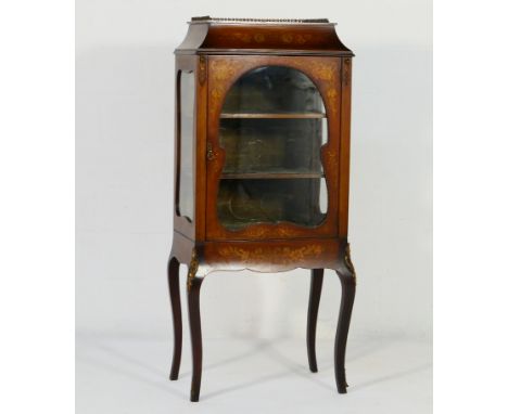 French mahogany and inlaid display cabinet, circa 1900, having a brass galleried caddy style top inlaid with a ribbon and flo