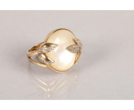 9 carat yellow gold and mother of pearl set ring; 9.1g 