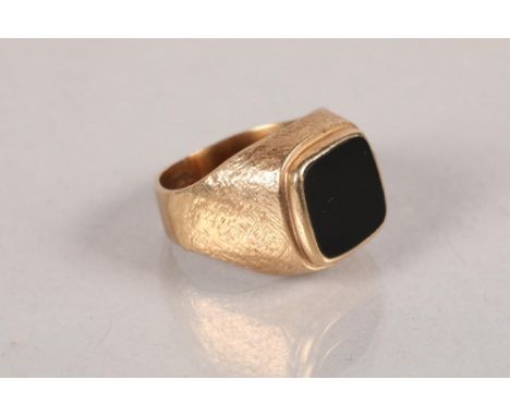 9 carat yellow gold and black hardstone set ring; 10.8g 