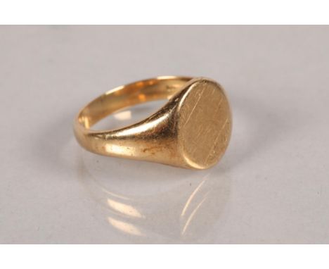 9 carat yellow gold signet ring; 6.6g 