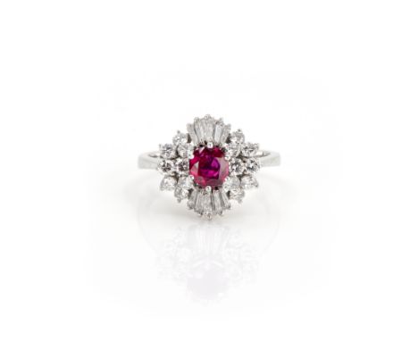 Entouragering mit Rubin-Diamantbesatz750 Weißgold, punziert, 26 Diamanten im Brillant- und Baguetteschliff, gesamt 1,26 ct, p