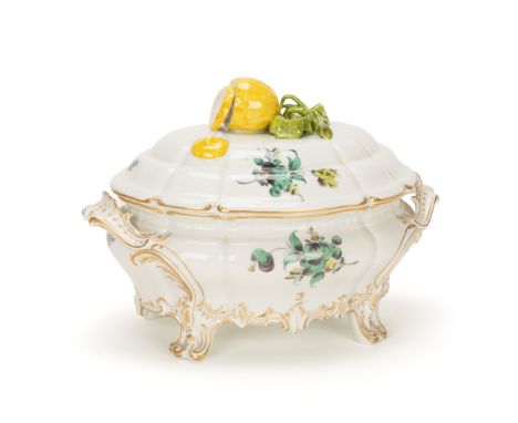 Nymphenburg Terrine mit ZitronenknaufNymphenburg, Mitte 20. Jh., Porzellan, Form 'Rococo' mit Zitrone als Deckelknauf und grü