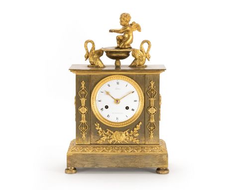 Kaminuhr im Empire-StilPeltier, Frankreich, um 1880-1890, rechteckiges Gehäuse auf gedrückten Kugelfüßen, Bronze, gegossen, f