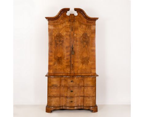 Barocker AufsatzschrankDresden, um 1750, 3-schubiges Kommodenunterteil, zurückgesetzter, zweitüriger Aufsatz mit markanter Sc