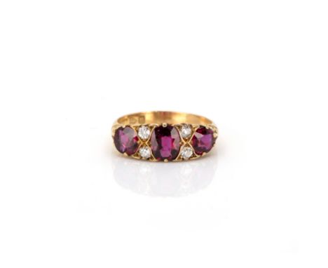 Victorianischer Ring mit Rubin-DiamantbesatzEngland, Chester, 1900, 750 Gelbgold, punziert, Stadtpunze, Jahrespunze, unleserl