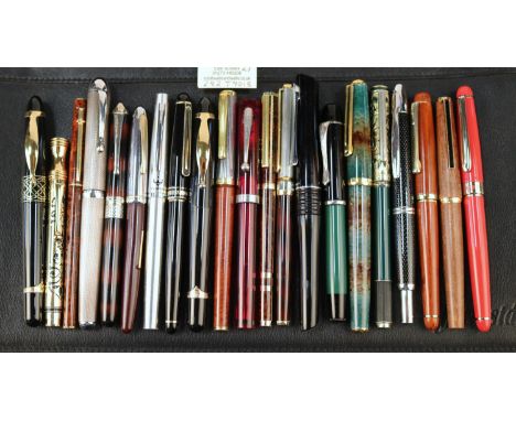 21 Fountain Pens. Some with gold nibs. The Lot includes Pilot, Sacristan, Senator, Enzovarni. Including two Sacristan cases. 