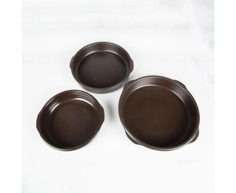 Healthy and eco-friendly cookware can be used on stovetop, oven and as serve ware. Set includes 3 brown round cookware dishes