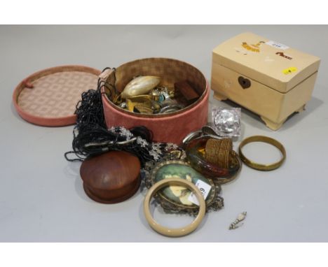 A selection of costume jewellery, cigarette cases, etc