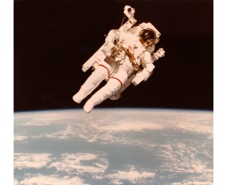 Nasa. GRAND FORMAT. Photographie historique représentant en gros plan l'astronaute américain Bruce McCandless volant seul dan