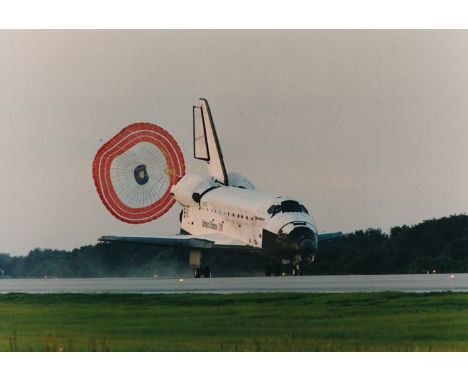 Nasa. Belle vue de l'atterrissage de la navette spatiale DISCOVERY (Mission STS-85) le 19 août 1997.Le parachute de ralentiss