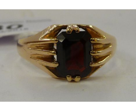 A gentleman's 9ct gold single stone, claw set garnet ring        11