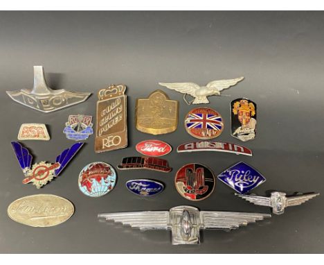 A tray of enamel radiator marque radiator badges including British Salmson, Sunbeam, Standard, Reo, Ford and Riley.