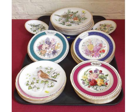 21 Spode and Wedgwood botanical plates, boxed Spode Queen Mothers 100th Birthday plate and 11 birds of the hedgerow plate. Co