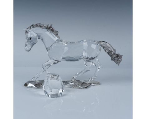 This stunning figure, inspired by the wild Criollo horses of South America, features a clear body with a soft, gray-hued mane