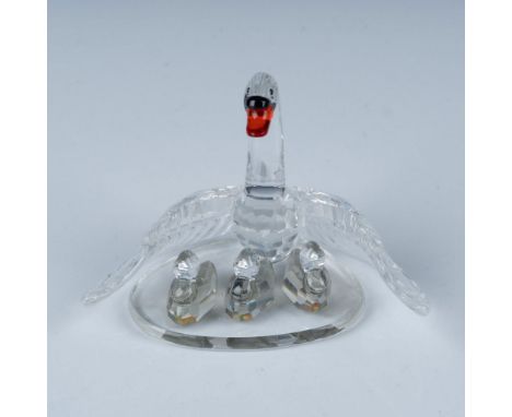 This precious faceted figure depicts a mother swan protecting her three babies. Part of the Beauties of the Lake collection. 