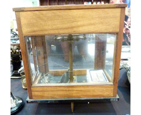 SCIENTIFIC SCALES. Set of scientific cased scales 