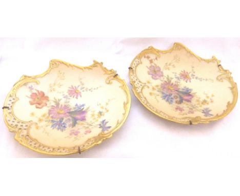 WORCESTER PLATES. Pair of Royal Worcester plates with hand painted decoration and pierced edges D: 20 cm
