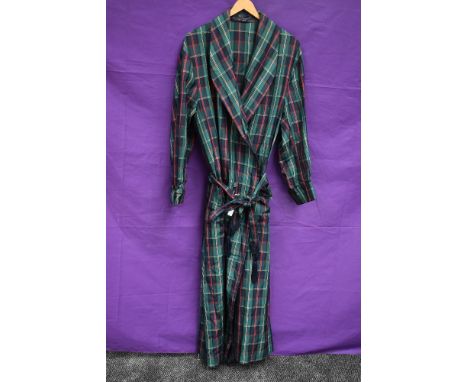 A gents vintage plaid cotton dressing gown.
Good condition a couple of areas of seam pop and a few nominal light marks.
no si