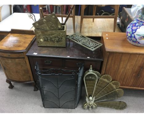 An Edwardian brass fire screen and other hearth items