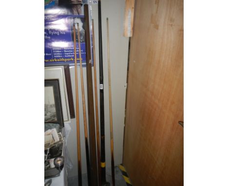 Four old snooker cue's and two metal cue cases.1 Power glide Elston & Hopkin billiards ltd, 1 Made in china 17 ox. 1 Missing 