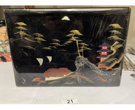 A Chinese style jewellery box 