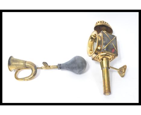 A vintage style brass carriage lamp together with vintage style brass and rubber horn / hooter. Highest measures 45 cm.