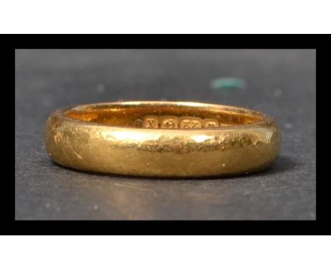 A hallmarked 22ct gold wedding band ring. Size M weighs 6.3 grams.