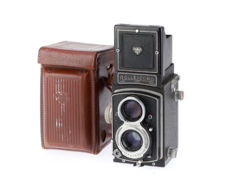 black, serial number 1549609, body G-VG, optics G, viewfinder G, shutter not working, with case.