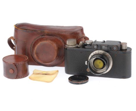 black, serial no. 23010, 1930, originally manufacturerd as a Leica I before being upgraded to a Leica II. Together with a Nic