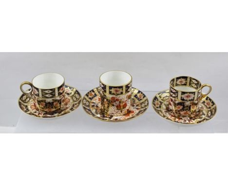 VARIOUS ROYAL CROWN DERBY IMARI PATTERNED PORCELAIN ITEMS, to include two coffee cans and saucers, a similar Imari pattern co