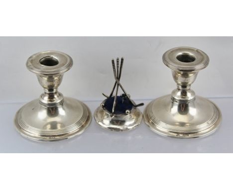 AN EARLY 20TH CENTURY SILVER PIN CUSHION, fashioned with three crossed golf clubs, London 1913, 7.5cm high, together with a P