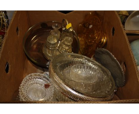 A TRAY OF VINTAGE GLASSWARE TO INCLUDE A CRUET SET 