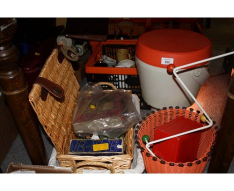 A COLLECTION OF RETRO SUNDRIES TO INCLUDE A PLASTIC STOOL, WHICKER BASKETS ETC