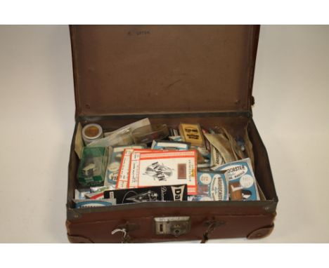 A SMALL CASE OF VINTAGE RECORD PLAYER NEEDLES ETC