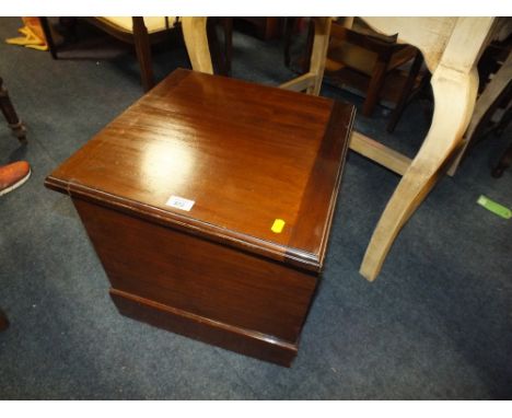 AN ANTIQUE COMMODE
