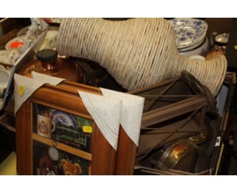 A TRAY OF ASSORTED VINTAGE METALWARE TO INCLUDE A COFFEE GRINDER 