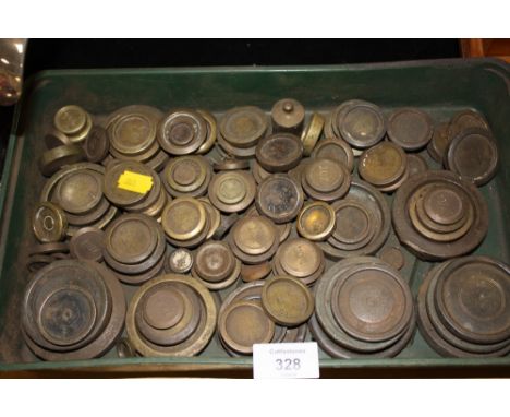 A LARGE QUANTITY OF VINTAGE BRASS WEIGHTS 