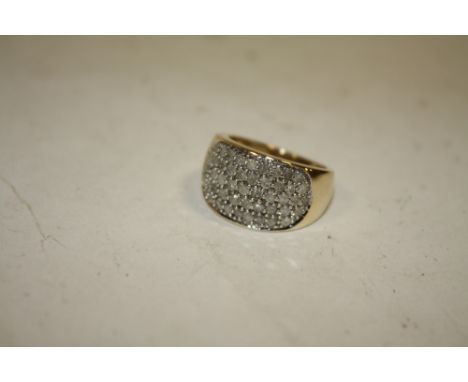 A LADIES 9CT GOLD DIAMOND CLUSTER RING  