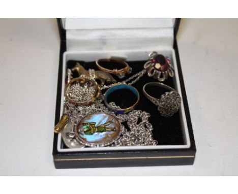 A COLLECTION OF SILVER AND OTHER JEWELLERY TO INCLUDE A BUTTERFLY WING PENDANT, MARCASITE RING ETC. 