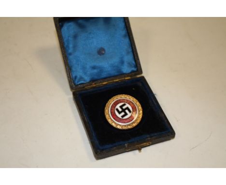 A NAZI STYLE ENAMEL PIN BADGE MARKED DESCHLER &amp; SHON MUNCHEN