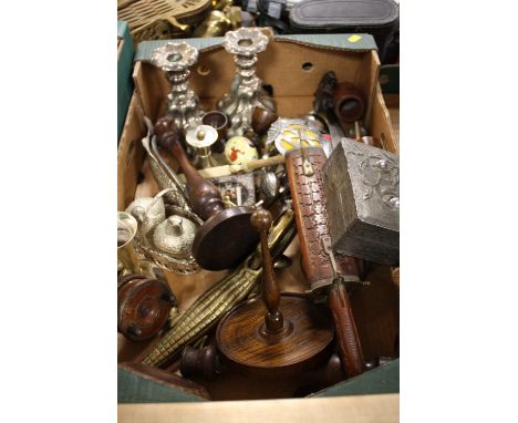 A BOX OF TREEN AND METALWARE TO INCLUDE A VINTAGE AA BADGE, SOS CAR BADGE ETC