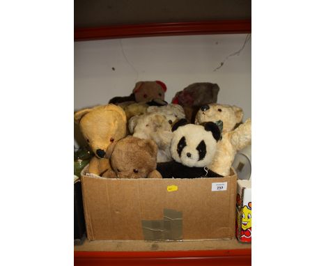 A BOX OF VINTAGE / MID 20TH CENTURY TEDDY BEARS TO INC GLASS EYE EXAMPLES