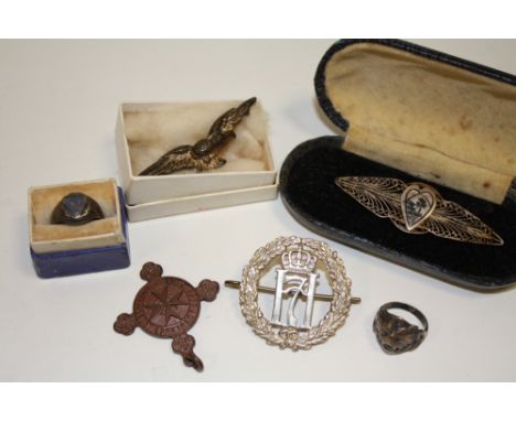 A COLLECTION OF SILVER AND MILITARY INTEREST COLLECTABLES TO INCLUDE AN ANTIQUE SCOTTISH SILVER RING STAMPED STERLING, HALLMA